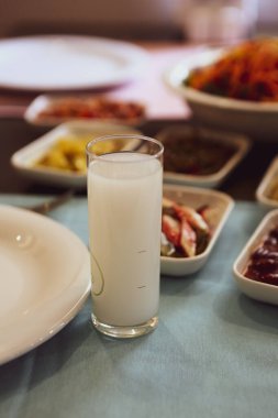 Geleneksel Türk ve Yunan yemek meze masası