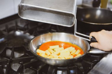 soba yangın pişirme makarna ile pota