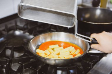 soba yangın pişirme makarna ile pota