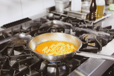 soba yangın pişirme makarna ile pota