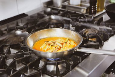 soba yangın pişirme makarna ile pota