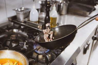 soba yangın pişirme makarna ile pota