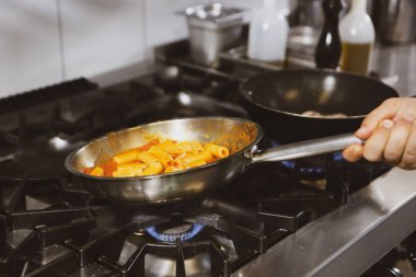 soba yangın pişirme makarna ile pota