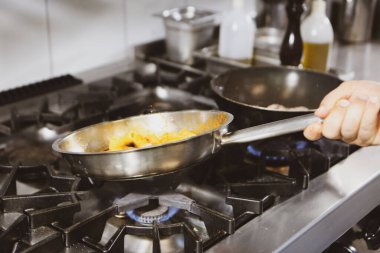 soba yangın pişirme makarna ile pota