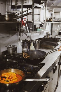 soba yangın pişirme makarna ile pota