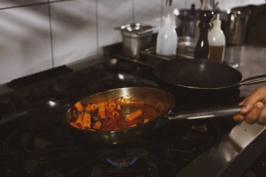 soba yangın pişirme makarna ile pota