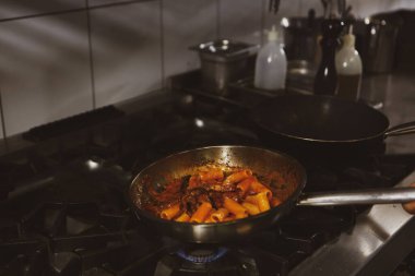 soba yangın pişirme makarna ile pota