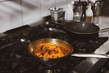 soba yangın pişirme makarna ile pota