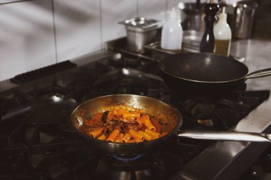 soba yangın pişirme makarna ile pota