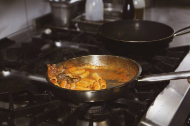 soba yangın pişirme makarna ile pota