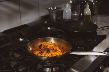 soba yangın pişirme makarna ile pota