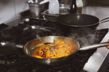 soba yangın pişirme makarna ile pota