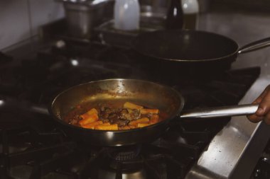 soba yangın pişirme makarna ile pota