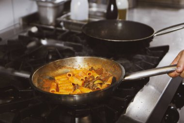 soba yangın pişirme makarna ile pota