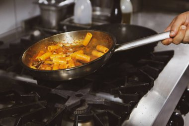 soba yangın pişirme makarna ile pota