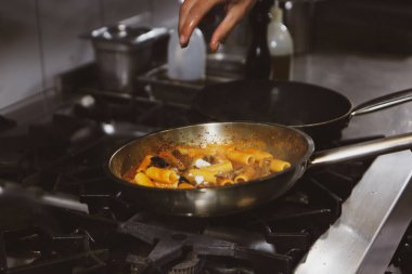 soba yangın pişirme makarna ile pota