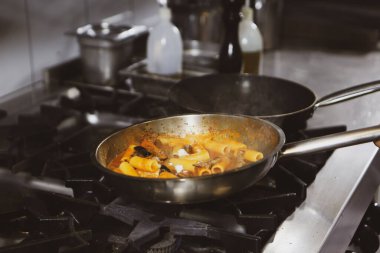 soba yangın pişirme makarna ile pota