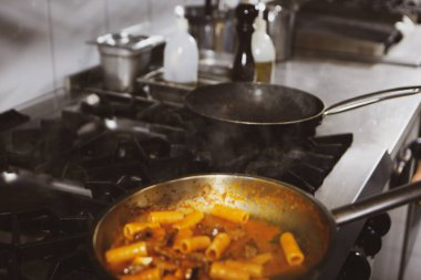 soba yangın pişirme makarna ile pota