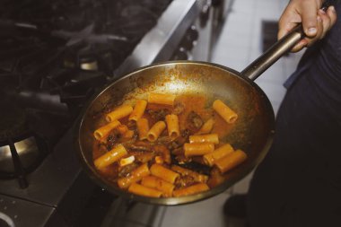 soba yangın pişirme makarna ile pota