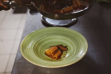 soba yangın pişirme makarna ile pota