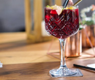 Lokantadaki masada alkol kokteyli.