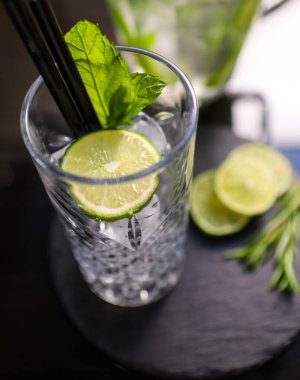 Lokantadaki masada alkol kokteyli.