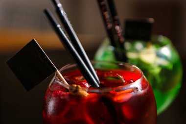 Lokantadaki masada alkol kokteyli.