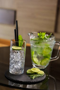 Lokantadaki masada alkol kokteyli.