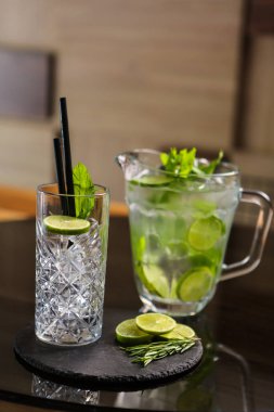 Lokantadaki masada alkol kokteyli.