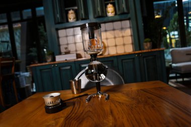Kahve odasında kahve hazırlayan barista.