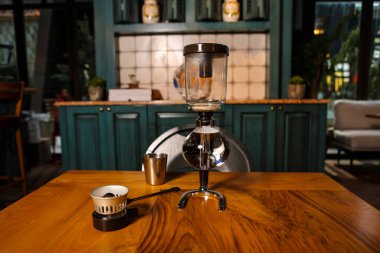 Kahve odasında kahve hazırlayan barista.