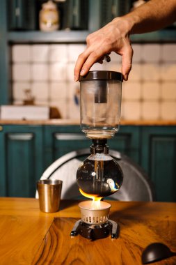 Kahve odasında kahve hazırlayan barista.