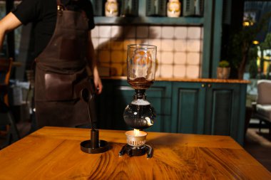 Kahve odasında kahve hazırlayan barista.