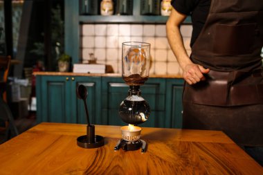 Kahve odasında kahve hazırlayan barista.