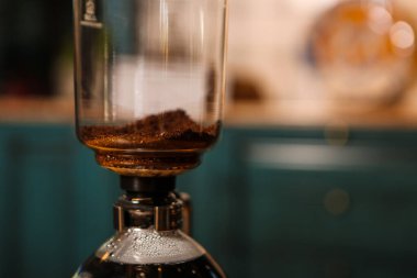 Kahve odasında kahve hazırlayan barista.