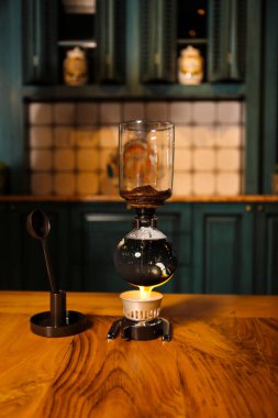 Kahve odasında kahve hazırlayan barista.