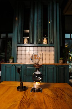 Kahve odasında kahve hazırlayan barista.