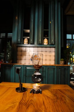 Kahve odasında kahve hazırlayan barista.
