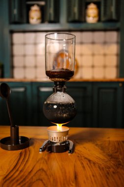 Kahve odasında kahve hazırlayan barista.
