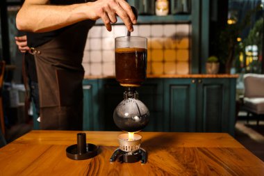 Kahve odasında kahve hazırlayan barista.