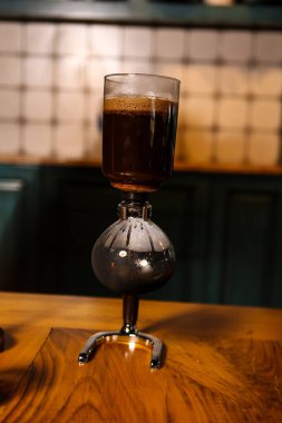 Kahve odasında kahve hazırlayan barista.