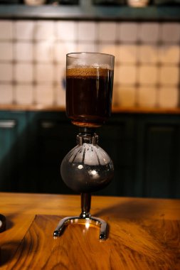 Kahve odasında kahve hazırlayan barista.