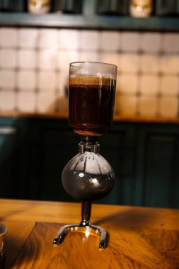 Kahve odasında kahve hazırlayan barista.