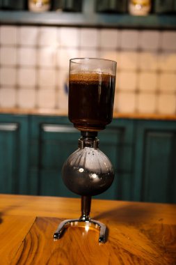 Kahve odasında kahve hazırlayan barista.