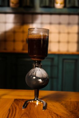 Kahve odasında kahve hazırlayan barista.