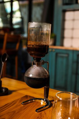 Kahve odasında kahve hazırlayan barista.