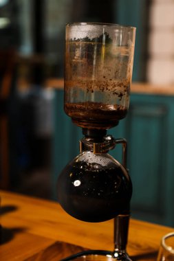 Kahve odasında kahve hazırlayan barista.