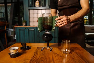 Kahve odasında kahve hazırlayan barista.