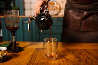Kahve odasında kahve hazırlayan barista.