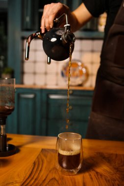 Kahve odasında kahve hazırlayan barista.